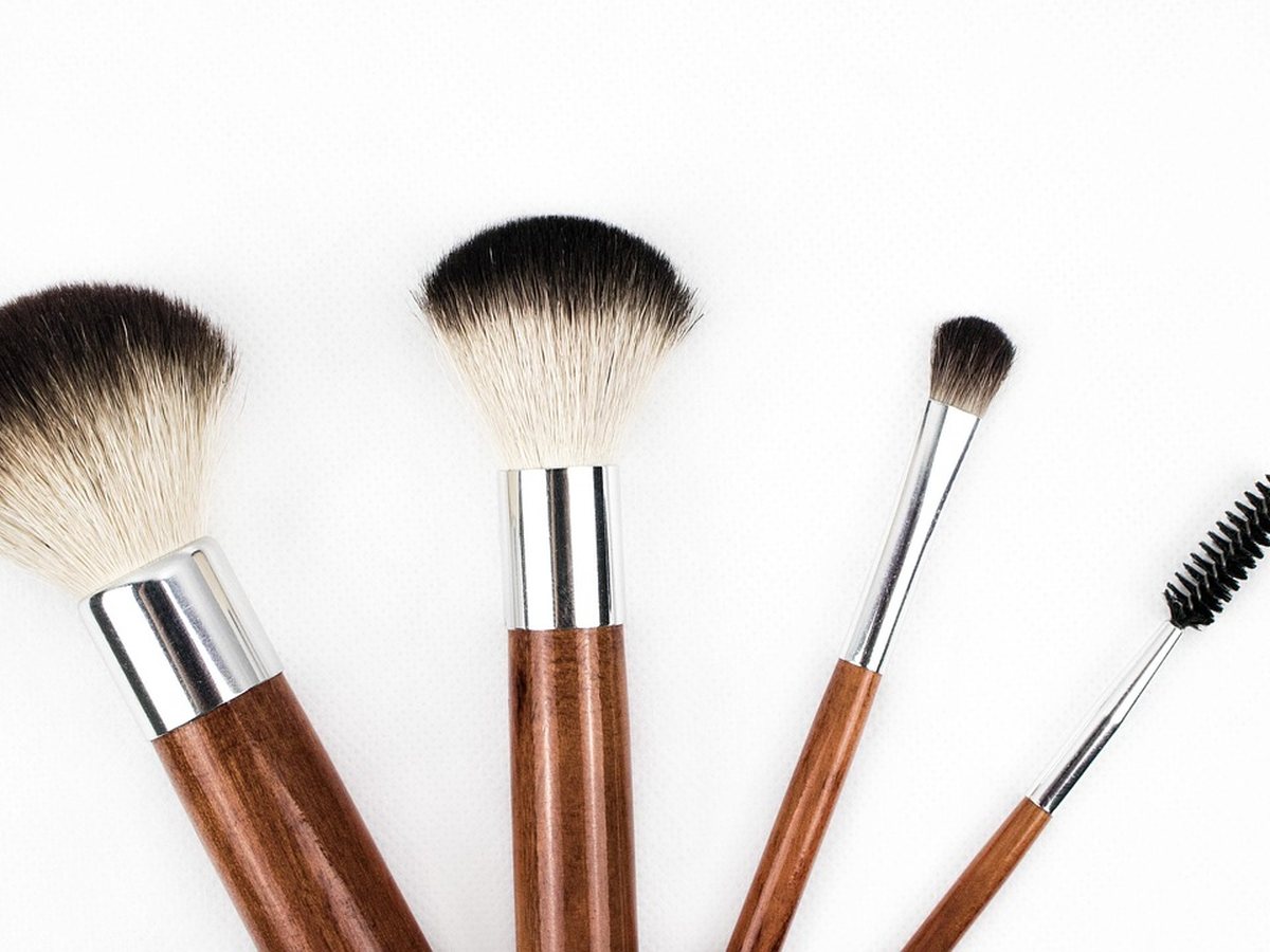 Pinceau et produits de beauté pour la mise en beauté du regard