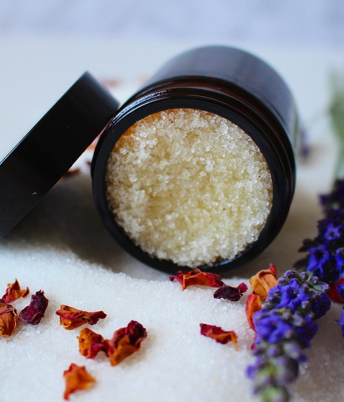 Cosmétiques naturels, rose et lavande sur une table